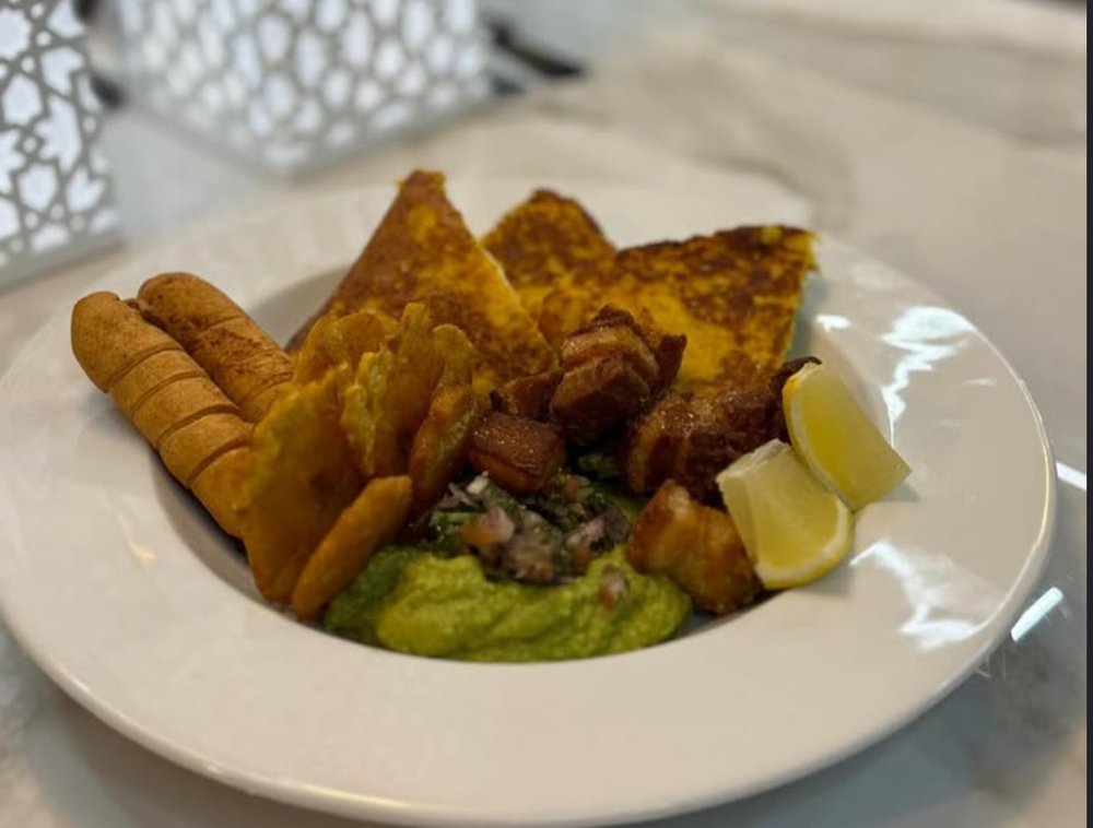 Tequeños y patacón con guacamole y lima